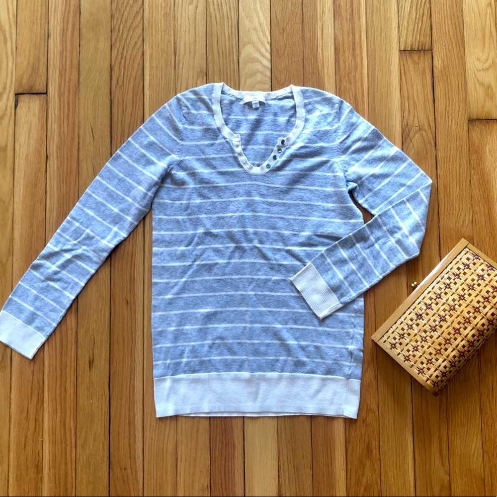 GAP gray v neck pullover sweater